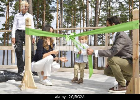 NYNAS 2018-08-18 le prince Carl Philip, la princesse Sofia, le prince Alexander visite la réserve naturelle de Nynas au sud de Stockholm, en Suède jeudi. Le prince Alexander, qui est le duc du comté de Sodermanland, a inauguré son cadeau de baptême du comté qui est le chemin et un point d'observation dans la réserve naturelle Foto: Jonas Ekstromer / TT / Kod 10030 Banque D'Images