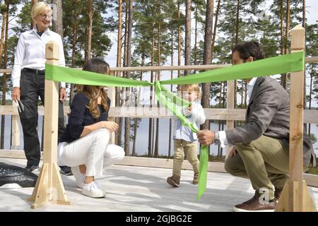 NYNAS 2018-08-18 le prince Carl Philip, la princesse Sofia, le prince Alexander visite la réserve naturelle de Nynas au sud de Stockholm, en Suède jeudi. Le prince Alexander, qui est le duc du comté de Sodermanland, a inauguré son cadeau de baptême du comté qui est un chemin et un point d'observation dans la réserve naturelle Foto: Jonas Ekstromer / TT / Kod 10030 Banque D'Images