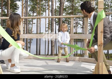 NYNAS 2018-08-18 Prince Carl Philip, Princesse Sofia, Prince Alexander visite de la réserve naturelle de Nynas I Sodermanland, Suède jeudi. Le prince Alexander, qui est le duc du comté de Sodermanland, a inauguré son cadeau de baptême du comté qui est un chemin et un point d'observation dans la réserve naturelle Foto: Jonas Ekstromer / TT / Kod 10030 Banque D'Images