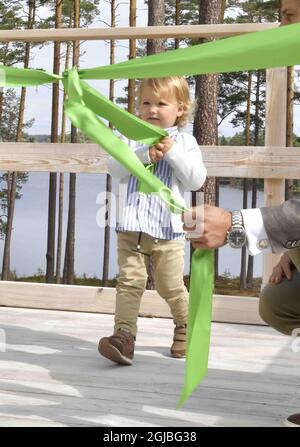 NYNAS 2018-08-18 Prince Carl Philip, Princesse Sofia, Prince Alexander visite de la réserve naturelle de Nynas I Sodermanland, Suède jeudi. Le prince Alexander, qui est le duc du comté de Sodermanland, a inauguré son cadeau de baptême du comté qui est un chemin et un point d'observation dans la réserve naturelle Foto: Jonas Ekstromer / TT / Kod 10030 Banque D'Images