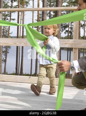 NYNAS 2018-08-18 Prince Carl Philip, Princesse Sofia, Prince Alexander visite de la réserve naturelle de Nynas I Sodermanland, Suède jeudi. Le prince Alexander, qui est le duc du comté de Sodermanland, a inauguré son cadeau de baptême du comté qui est un chemin et un point d'observation dans la réserve naturelle Foto: Jonas Ekstromer / TT / Kod 10030 Banque D'Images