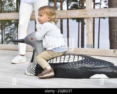 NYNAS 2018-08-18 Prince Carl Philip, Princesse Sofia, Prince Alexander visite de la réserve naturelle de Nynas I Sodermanland, Suède jeudi. Le prince Alexander, qui est le duc du comté de Sodermanland, a inauguré son cadeau de baptême du comté qui est un chemin et un point d'observation dans la réserve naturelle Foto: Jonas Ekstromer / TT / Kod 10030 Banque D'Images