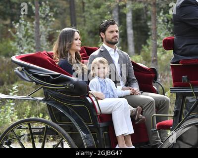 NYNAS 2018-08-18 Prince Carl Philip, Princesse Sofia, Prince Alexander visite de la réserve naturelle de Nynas I Sodermanland, Suède jeudi. Le prince Alexander, qui est le duc du comté de Sodermanland, a inauguré son cadeau de baptême du comté qui est un chemin et un point d'observation dans la réserve naturelle Foto: Jonas Ekstromer / TT / Kod 10030 Banque D'Images