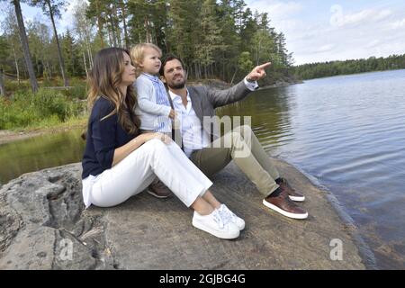 NYNAS 2018-08-18 Prince Carl Philip, Princesse Sofia, Prince Alexander visite de la réserve naturelle de Nynas I Sodermanland, Suède jeudi. Le prince Alexander, qui est le duc du comté de Sodermanland, a inauguré son cadeau de baptême du comté qui est un chemin et un point d'observation dans la réserve naturelle Foto: Jonas Ekstromer / TT / Kod 10030 Banque D'Images