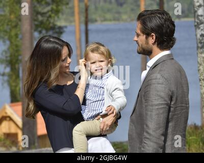 NYNAS 2018-08-18 Prince Carl Philip, Princesse Sofia, Prince Alexander visite de la réserve naturelle de Nynas I Sodermanland, Suède jeudi. Le prince Alexander, qui est le duc du comté de Sodermanland, a inauguré son cadeau de baptême du comté qui est un chemin et un point d'observation dans la réserve naturelle Foto: Jonas Ekstromer / TT / Kod 10030 Banque D'Images