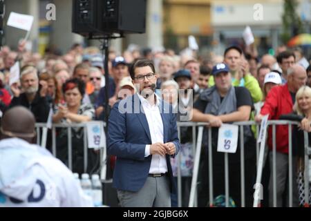 GÖTEBORG 2018-08-28 Jimmie Akesson, Présidente des Démocrates de Suède, prend la parole lors d'une réunion publique à Göteborg, Suède, le 28 août 2018. Les manifestants se trient pour interrompre son discours. La Suède va aux urnes lors d'une élection générale le 9 septembre 2018. Foto: Adam Ihse / TT Kod 9200 Banque D'Images