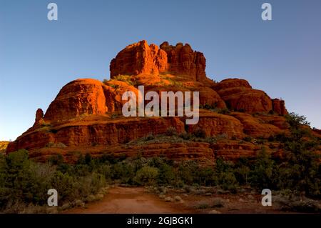 Sedona's iconic Bell Rock vu comme c'est d'être touché par le soleil levant. Banque D'Images