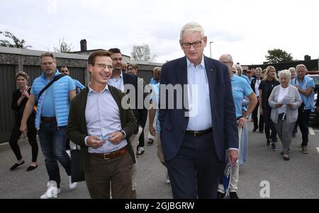 Le chef modéré du Parti Ulf Kristersson (L) et l'ancien chef du parti, le premier ministre et ministre des Affaires étrangères Carl Bildt ont fait campagne dans une zone résidentielle de Stockholm, en Suède, le 01 septembre 2018. Des élections générales auront lieu en Suède le 09 septembre. Photo: Soren Andersson / TT / code1037 Banque D'Images