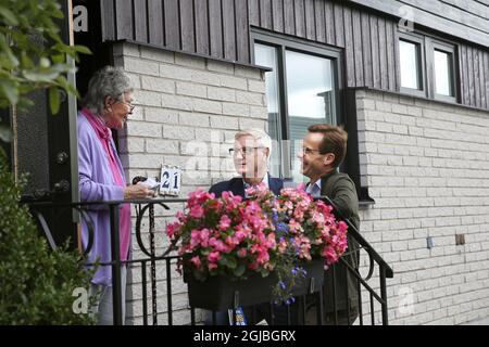 Ulf Kristersson (R), chef du parti modéré, et Carl Bildt (C), ancien chef du parti, ont rencontré l'électeur Anita Torsleff (L) lorsqu'ils ont fait des coups de porte dans une zone résidentielle de Stockholm, en Suède, le 01 septembre 2018. Des élections générales auront lieu en Suède le 09 septembre. Photo: Soren Andersson / TT / code1037 Banque D'Images