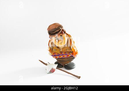 Peinture sur pierre et poupées habillées à la main.Figures montrant des vêtements locaux Anatoliens. Arrière-plan blanc isolé.Tissu traditionnel turc anatolien Banque D'Images