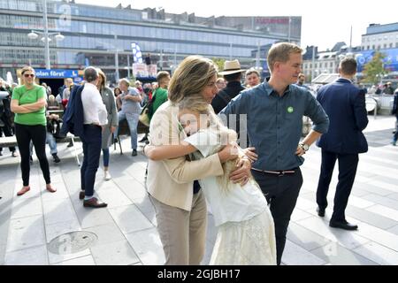 Alma Kling, 11 ans, donne Isabella lovin, porte-parole du Parti Vert lors d'un rassemblement électoral dans le centre de Stockholm, en Suède, le 8 septembre 2018. Foto: Jessica Gow / TT / Kod 10070 Banque D'Images