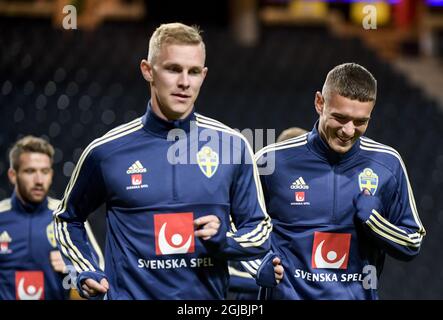 STOCKHOLM 20181008 les joueurs de l'équipe nationale de football de Suède Emil Kraft et Kristoffer Peterson en action lors d'une session d'entraînement à Friends Arena à Solna, le 08 octobre 2018, en prévision d'un match de la Ligue des Nations contre la Russie. Photo: Pontus Lundahl / TT / code 10050 Banque D'Images