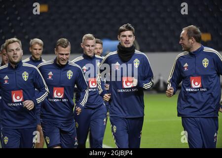 STOCKHOLM 20181008 les joueurs de l'équipe nationale suédoise de football Sebastian Larsson, Viktor Claesson, Emil Krafth, Mikael Lustig et Andreas Granqvist en action lors d'une session d'entraînement à Friends Arena à Solna, le 08 octobre 2018, en prévision d'un match de la Ligue des Nations contre la Russie. Photo: Pontus Lundahl / TT / code 10050 Banque D'Images