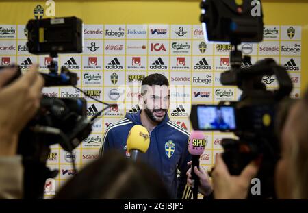 STOCKHOLM 20181008 Michael Ishak, joueur de l'équipe nationale de football de Suède, s'entretient avec un journaliste après une séance de formation à Friends Arena à Solna, le 08 octobre 2018, en prévision d'un match de la Ligue des Nations contre la Russie. Photo: Pontus Lundahl / TT / code 10050 Banque D'Images