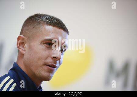 STOCKHOLM 20181008 Kristoffer Peterson, la joueuse de l'équipe nationale de football de Suède, parle au journaliste après une séance de formation à Friends Arena à Solna, le 08 octobre 2018, en prévision d'un match de la Ligue des Nations contre la Russie. Photo: Pontus Lundahl / TT / code 10050 Banque D'Images