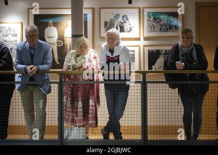 STOCKHOLM 20181011 Bjorn Borg son épouse Patricia Borg et son premier entraîneur Percy Rosberg (R) sont vus pendant quand le fils de Borg Leo Borg a joué son premier match de qualification avant le Stockholm Open tennis à Stockholm jeudi. Foto: Jessica Gow / TT / Kod 10070 Banque D'Images