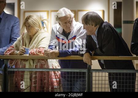 STOCKHOLM 20181011 Bjorn Borg son épouse Patricia Borg et son premier entraîneur Percy Rosberg (R) sont vus pendant quand le fils de Borg Leo Borg a joué son premier match de qualification avant le Stockholm Open tennis à Stockholm jeudi. Foto: Jessica Gow / TT / Kod 10070 Banque D'Images