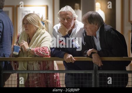 STOCKHOLM 20181011 Bjorn Borg son épouse Patricia Borg et son premier entraîneur Percy Rosberg (R) sont vus pendant quand le fils de Borg Leo Borg a joué son premier match de qualification avant le Stockholm Open tennis à Stockholm jeudi. Foto: Jessica Gow / TT / Kod 10070 Banque D'Images