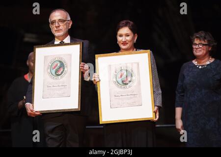 Iván Velásquez (L), de Colombie, et Thelma Aldana, du Guatemala, reçoivent cette année le prix honorifique « pour leur travail novateur visant à dénoncer les abus de pouvoir et à poursuivre la corruption, retrouvant ainsi la confiance des gens dans les institutions publiques », lors d’une cérémonie au Musée Vasa de Stockholm, en Suède, le 23 novembre 2018. Photo: Meli Petersson Ellafi / TT / code 11489 Banque D'Images