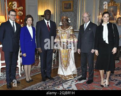 STOCKHOLM 20181213 Prince Daniel, Reine Silvia, Denis Mukwege, lauréat du prix Nobel de la paix, avec compagnie, Le roi Carl Gustaf et la princesse Victoria lors d'une réception pour le prix Nobel de la paix au Palais Royal de Stockholm jeudi. Foto: Claudio Bresciani / TT Kod 10090 Banque D'Images