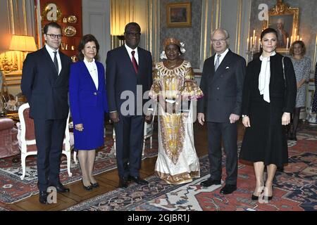 STOCKHOLM 20181213 Prince Daniel, Reine Silvia, Denis Mukwege, lauréat du prix Nobel de la paix, avec compagnie, Le roi Carl Gustaf et la princesse Victoria lors d'une réception pour le prix Nobel de la paix au Palais Royal de Stockholm jeudi. Foto: Claudio Bresciani / TT Kod 10090 Banque D'Images