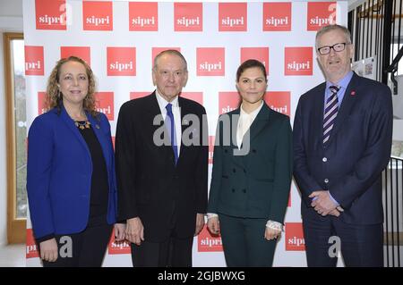 De gauche à droite Sigrún Rawet, directeur adjoint, Jan Eliasson, président du conseil d'administration du SIPRI, princesse Victoria et Dan Smith, directeur du SIPRI lors de la visite de Victoria à l'Institut international de recherche sur la paix (SIPRI) à Solna, Suède, le jeudi 14 février 2019 photo Karin Tornblom / TT code 2377 Banque D'Images