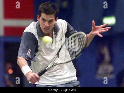 Tim Henman joue un volley dans la finale contre Andreas Vinciguerra. Henman remporte le match 6-3, 6-4. Banque D'Images