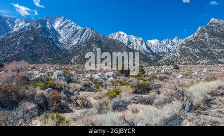 États-Unis, Californie. Vue sur le mont Whitney sur le versant est de la chaîne de montagnes de la Sierra Nevada. Banque D'Images