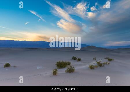 États-Unis, Californie. Vue sur les dunes de sable de Mesquite Flats près de Stovepipe Wells dans le parc national de la Vallée de la mort. Banque D'Images