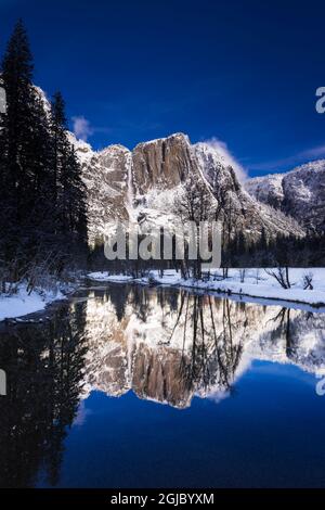 Chutes de Yosemite au-dessus de la rivière Merced en hiver, parc national de Yosemite, Californie, États-Unis. Banque D'Images