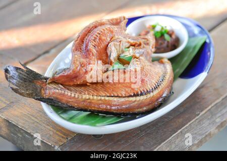 poisson frit, poisson frit et sauce chili Banque D'Images