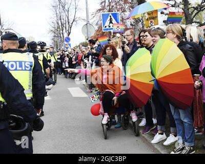 La police, des membres de l'organisation nazie NMR (mouvement de résistance nordique) et des manifestants anti NMR la combattent dans les rues de Ludvika, Suède le 1er mai 2019 Foto: Ulf Palm / TT / Kod 9110 Banque D'Images