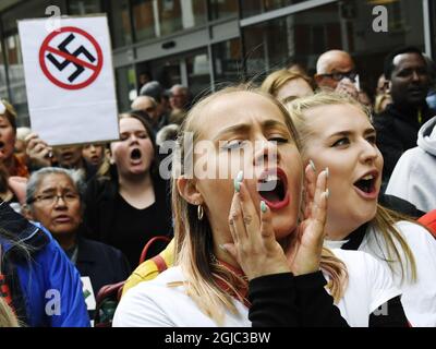 La police, des membres de l'organisation nazie NMR (mouvement de résistance nordique) et des manifestants anti NMR dans les rues de Ludvika, Suède 1er mai 2019 Foto: Ulf Palm / TT / Kod 9110 Banque D'Images