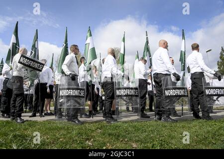 La police, des membres de l'organisation nazie NMR (mouvement de résistance nordique) et des manifestants anti NMR la combattent dans les rues de Ludvika, Suède le 1er mai 2019 Foto: Ulf Palm / TT / Kod 9110 Banque D'Images