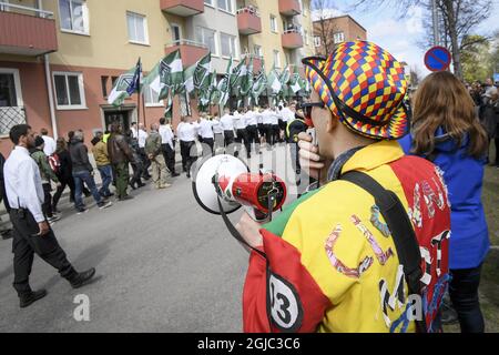 La police, des membres de l'organisation nazie NMR (mouvement de résistance nordique) et des manifestants anti NMR dans les rues de Ludvika, Suède 1er mai 2019 Foto: Ulf Palm / TT / Kod 9110 Banque D'Images