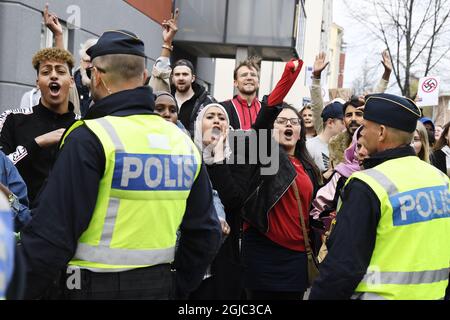 La police, des membres de l'organisation nazie NMR (mouvement de résistance nordique) et des manifestants anti NMR dans les rues de Ludvika, Suède 1er mai 2019 Foto: Ulf Palm / TT / Kod 9110 Banque D'Images