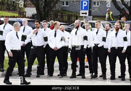 La police, des membres de l'organisation nazie NMR (mouvement de résistance nordique) et des manifestants anti NMR dans les rues de Ludvika, Suède 1er mai 2019 Foto: Ulf Palm / TT / Kod 9110 Banque D'Images