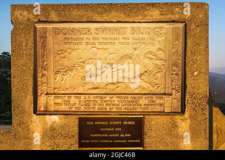 Plaque d'interprétation sur le pont de donner Summit, Truckee, Californie, États-Unis. Banque D'Images