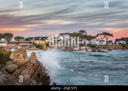 Vagues en train de s'écraser au lever du soleil au-dessus de Lover's point dans Pacific Grove, Californie. Banque D'Images