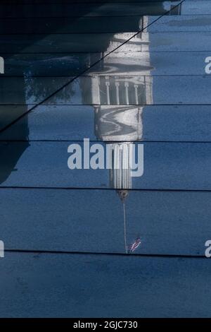 Reflet de la Tour de l'horloge dans le Ferry Building de San Francisco. Banque D'Images