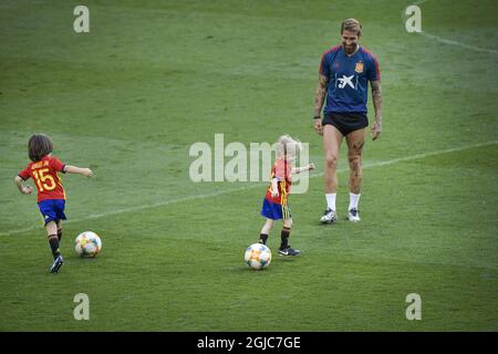 MADRID 20190609 le défenseur espagnol Sergio Ramos joue avec ses enfants lors d'une session d'entraînement au stade Santiago Bernabeu à Madrid le 9 juin 2019, à la veille du match de football européen de qualification F de l'UEFA Euro 2020 entre l'Espagne et la Suède. Photo Janerik Henriksson / TT / code 10010 Banque D'Images