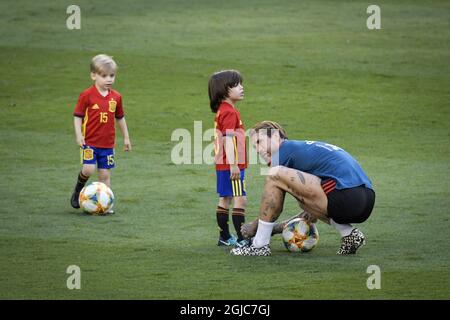 MADRID 20190609 le défenseur espagnol Sergio Ramos joue avec ses enfants lors d'une session d'entraînement au stade Santiago Bernabeu à Madrid le 9 juin 2019, à la veille du match de football européen de qualification F de l'UEFA Euro 2020 entre l'Espagne et la Suède. Photo Janerik Henriksson / TT / code 10010 Banque D'Images