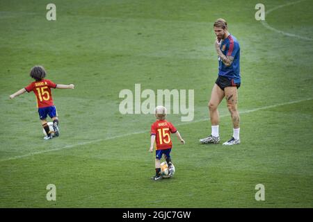 MADRID 20190609 le défenseur espagnol Sergio Ramos joue avec ses enfants lors d'une session d'entraînement au stade Santiago Bernabeu à Madrid le 9 juin 2019, à la veille du match de football européen de qualification F de l'UEFA Euro 2020 entre l'Espagne et la Suède. Photo Janerik Henriksson / TT / code 10010 Banque D'Images