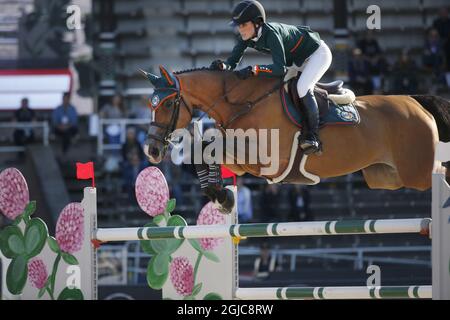 STOCKHOLM 20190614 Jessica Springsteen fait le cheval RMF Swinny du Parc lors de la compétition de saut en équipe Ligue mondiale des Champions à Stockholms stadion, Stockholm, Suède le 14 juin 2019. Foto: Fredrik Persson / TT / Kod 1081 Banque D'Images