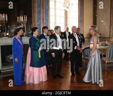 STOCKHOLM 2019-06-14 la reine Silvia de Suède, la première dame de Corée du Sud, Kim Jung-sook, le président Moon Jae-in et le roi de Suède, Carl Gustaf, accueillent les invités lors d'un banquet d'État en l'honneur du couple présidentiel de la Corée du Sud au Palais Royal de Stockholm, en Suède, le 14 juin 2019. La présidente sud de la Corée, Moon Jae-in, et la première dame, Kim Jung-sook, sont en Suède pour une visite d'État de deux jours. Photo: Soren Andersson / TT / code 1037 Banque D'Images