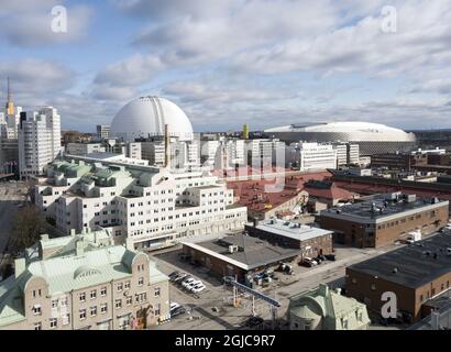 (DOSSIER) Une photo de dossier datée du 29 mars 2019 montre l'Ericsson Globe Arena (en haut à gauche) et le Tele2 Arena (en haut à droite) à Stockholm, en Suède. Le Comité International Olympique (CIO) élira à Lausanne, Suisse, le 24 juin 2019, la ville hôte des Jeux Olympiques d'hiver de 2026. Les deux villes hôtes restantes dans le processus électoral sont Stockholm-Are, Suède, et Milan–Cortina d'Ampezzo, Italie. Photo Fredrik Sandberg / TT / code 10080 Banque D'Images