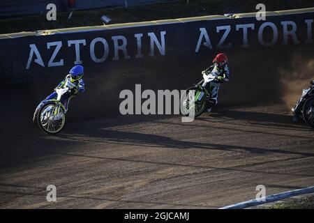 Artem Laguta (L) de Russie et Patryk Dudek de Pologne en action lors de l'événement suédois FIM Speedway Grand Prix à HZ Bygg Arena i Hallstavik le 06 juillet 2019. Photo: Pontus Lundahl / TT / code 10050 Banque D'Images