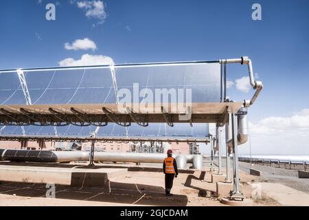 Marocco a construit le plus grand parc solaire du monde dans le désert du Sahara, la centrale solaire Quarzazate. Miroirs sur le sol de grands miroirs concaves à Noor 1 dirigent les jets vers un liquide chauffé jusqu'à environ 400 dégrainesphoto: Magnus Hjalmarson Neideman / SVD / TT / Kod 10078 Banque D'Images