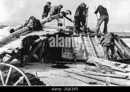 CÔTE ATLANTIQUE, FRANCE 1943-05-19 Un bunker dans le mur de l'Atlantique est réparé après qu'une bombe britannique de 1000 kg l'a frappé le 19 mai 1943, pendant l'occupation allemande de certaines parties de la France pendant la Seconde Guerre mondiale. Photo: Lucke / AB Text & Bilder / Scherl Bilderdienst / SVT / Kod: 5600 Banque D'Images