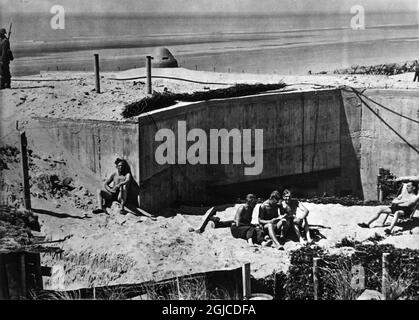 CÔTE ATLANTIQUE, FRANCE 1943-04-16 des soldats allemands se bronzer pendant une pause dans la construction d'un bunker dans le mur de l'Atlantique le 16 avril 1943, pendant l'occupation allemande de certaines parties de la France pendant la Seconde Guerre mondiale. Photo: Lüthge / AB Text & Bilder / Scherl Bilderdienst / SVT / Kod: 5600 Banque D'Images